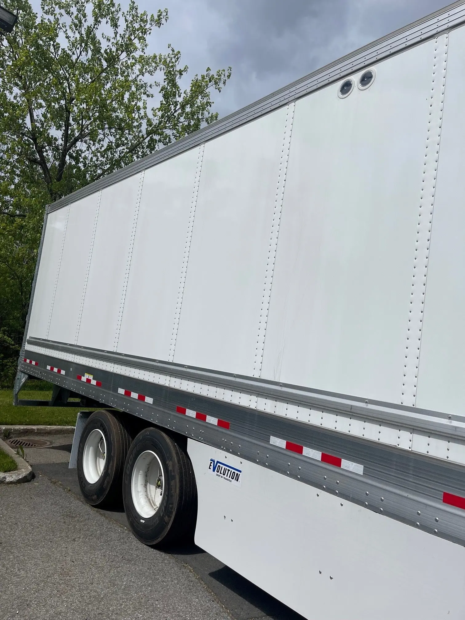 2024 Vanguard VXP Dry Van with Pintle Hook - Image 3